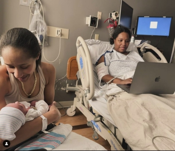 미국 럿거스대 박사과정생인 타미아 브레바드 로드리게스(오른쪽)가 아기를 출산한 뒤 노트북으로 박사논문을 발표하고 있다. 자료 : 알리자 브레바드 로드리게스 인스타그램