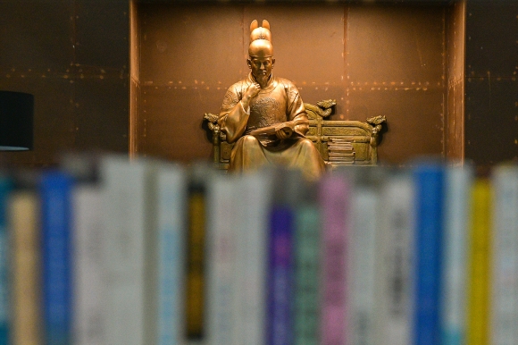 세종 책문화센터 세종대왕 - 세종시 한글사랑 세종 책문화센터에 설치된 세종대왕 동상. 세종시 제공