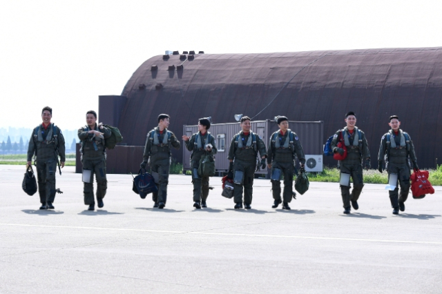 9일 수원기지에서 공군조종사와 국방부 출입기자들이 대한민국 공군의 F-4E 팬텀 국토순례비행을 위해 전투기로 향하고 있다. 사진 제공=공군