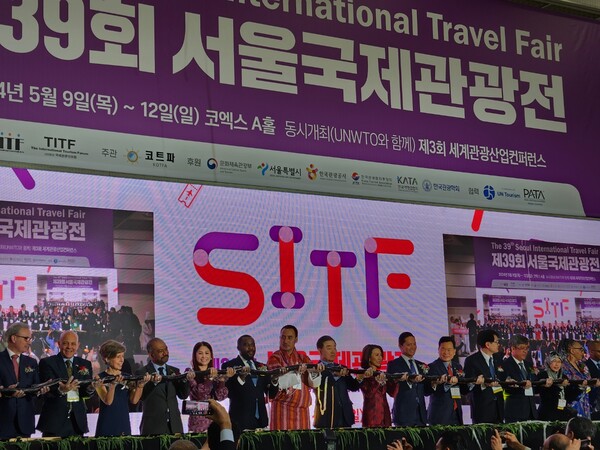 제39회 서울국제관광전(SITF2024) 개막행사에서 각국 대표자들과 주요 참석자들이 김밥 만들기 퍼포먼스를 한 뒤 기념촬영을 하고 있다 / 송요셉 기자