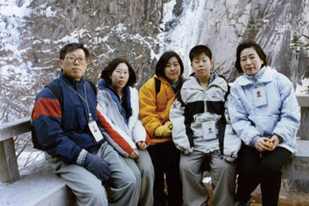 현정은 회장이 1998년 12월 금강산 구룡폭포 앞에서 찍은 가족사진을 공개했다. 왼쪽부터 고 정몽헌 회장, 차녀 정영이, 장녀 정지이, 막내 정영선, 현 회장.
