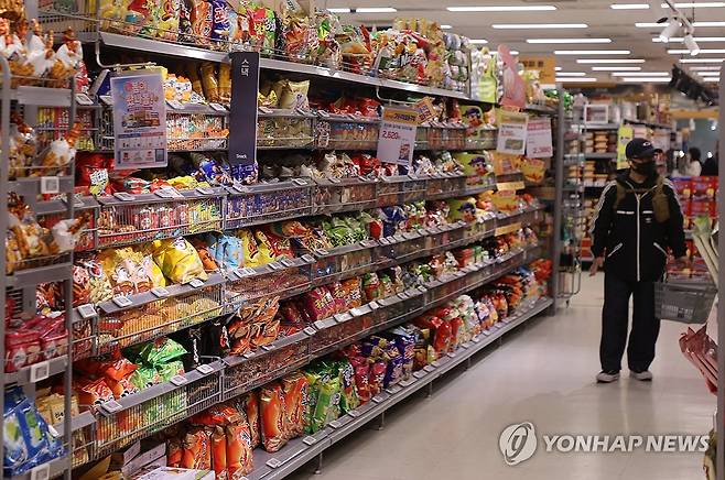 가공식품 가격 동향은.. (서울=연합뉴스) 류효림 기자 = 9일 서울 시내의 한 대형마트 가공식품 및 과자 판매대에서 시민들이 장을 보고 있다. 2024.4.9 ryousanta@yna.co.kr