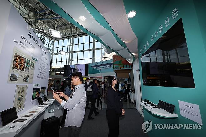 국가유산 체계 전환을 알아보자 (서울=연합뉴스) 임화영 기자 = 10일 서울역 공항철도역 입구에 마련된 국가유산 디지털 홍보관을 찾은 시민들이 체험을 즐기고 있다.
    국가유산 체계 전환을 알리기 위해 이달 19일까지 운영하는 홍보관에서는 한국을 대표하는 명소인 경복궁, 국보 경주 첨성대 등을 가상현실(VR)·증강현실(AR) 등을 활용한 체험을 즐길 수 있다. 2024.5.10 hwayoung7@yna.co.kr