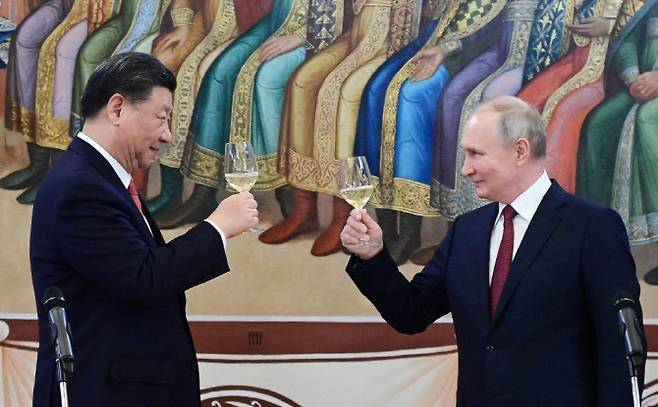 시진핑(왼쪽) 중국 국가주석과 블라디미르 푸틴 러시아 대통령이 지난해 3월 21일 모스크바 크렘린궁에서 회담 후 열린 리셉션에 참석해 건배하고 있다. (사진=AFP)