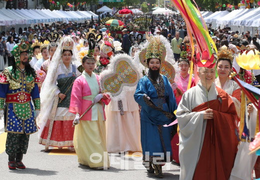 부처님 오신날을 사흘 앞둔 12일 서울 조계사 앞에서 전통문화마당 행사가 열리고 있다.(사진=노진환 기자)