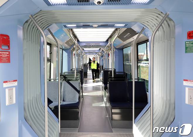 14일 울산항역에서 열린 수소전기트램 시승행사에서 트램 내부가 공개되고 있다. 2023.11.14/뉴스1 ⓒ News1 김지혜 기자