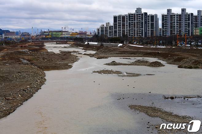 25일 경북 포항시 남구 오천읍 냉천 주변이 지난밤에 내린 비로 흙탕물로 변해있다. 냉천은 지난 2022년 8월 태풍 힌남노 내습 당시 범람해 인근 아파트 주민 8명이 숨지고 포스코 포항제철소가 침수되는 피해가 발생한 곳이다. 2024.2.25/뉴스1 ⓒ News1 최창호 기자