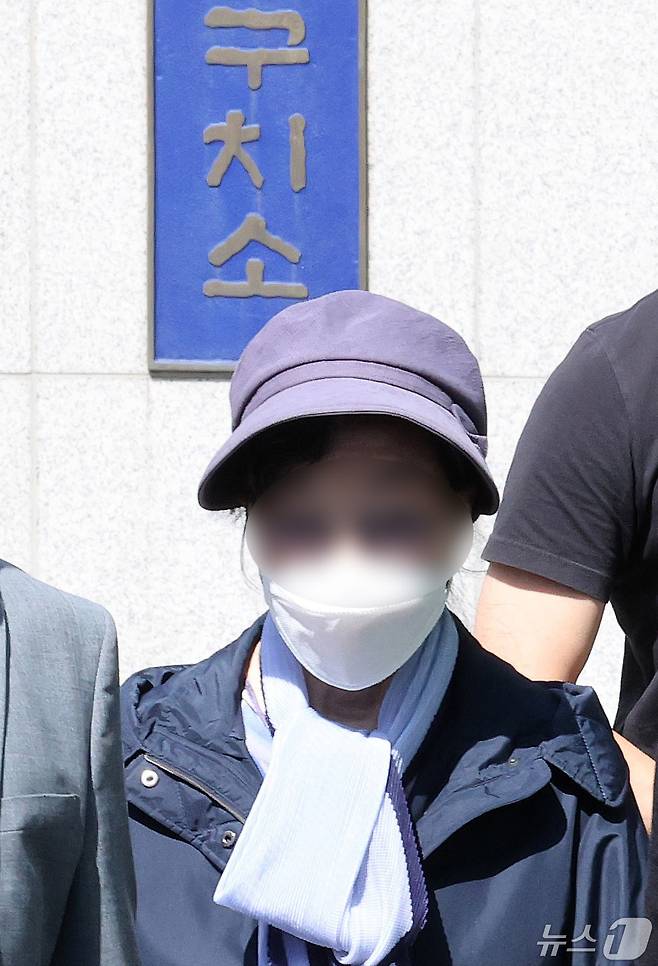 통장잔고증명서 위조 등의 혐의를 받고 있는 윤석열 대통령의 장모 최은순 씨가 14일 서울 송파구 서울동부구치소에서 가석방되고 있다.  (공동 취재) 2024.5.14/뉴스1 ⓒ News1 신웅수 기자