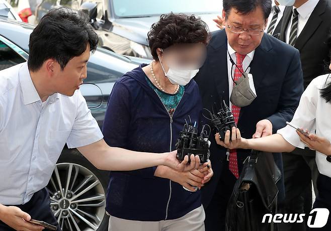 통장잔고증명서 위조 등 혐의를 받고 있는 윤석열 대통령의 장모 최은순 씨(76)가 21일 경기도 의정부시 의정부지방법원에서 열린 항소심 선고 공판에 출석하고 있다. 2023.7.21/뉴스1 ⓒ News1 박세연 기자
