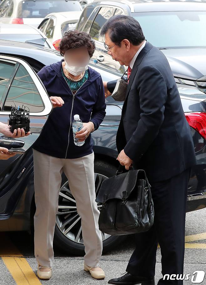 통장잔고증명서 위조 등 혐의를 받고 있는 윤석열 대통령의 장모 최은순 씨(76)가 21일 경기도 의정부시 의정부지방법원에서 열린 항소심 선고 공판에 출석하고 있다.2023.7.21/뉴스1 ⓒ News1 박세연 기자