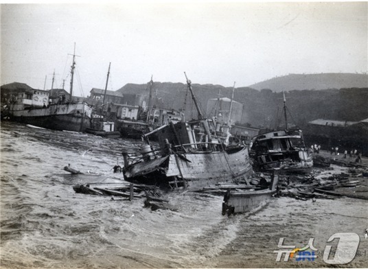 사라호 태풍 내습 당시 제주항에서 침몰된 선박과 기울어진 선박. (제주학연구센터 제공)