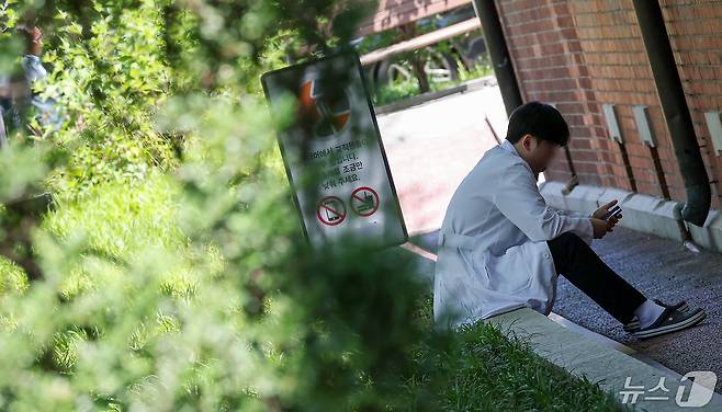 14일 서울 시내의 대형병원에서 한 의료진이 휴식을 취하고 있다. 2024.5.14/뉴스1 ⓒ News1 김성진 기자