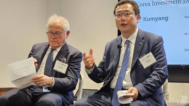 기업설명회를 진행하고 있는 류광지회장(오른쪽)과 옥스포드 메트리카의 로리나이트 회장 (금양 제공)