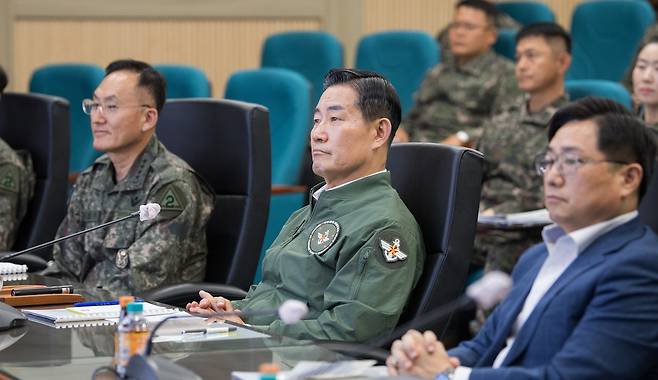 신원식 국방부 장관이 14일 육군 제2작전사령부에서 작전현황을 보고받고 있다.(국방부 제공)