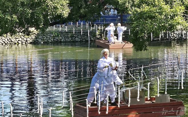 함안 낙화놀이를 위해 무진정 일원에 낙화봉을 매달고 있다. 2024.5.14 뉴스1/한송학기자