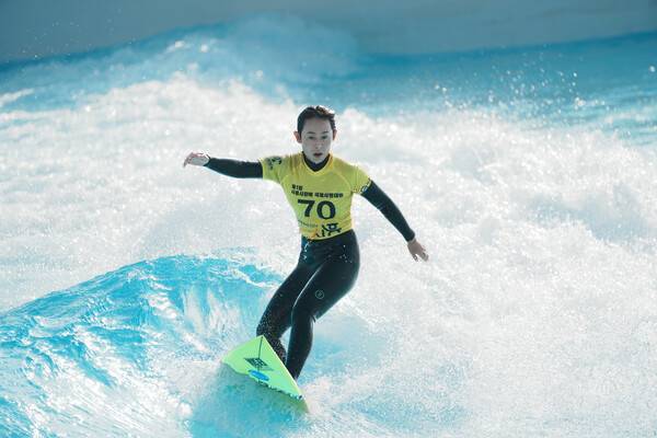 시흥시체육회가 주최하고 시흥시서핑협회가 주관하는 '제3회 2024 시흥시장배 국제서핑대회 코리아오픈'이 오는 18일부터 19일까지 시흥시 거북섬에 위치한 웨이브파크에서 개최된다. 사진┃시흥시체육회
