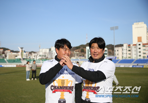 이창원 U-20 대표팀 신임감독(오른쪽). 사진제공=한국대학축구연맹