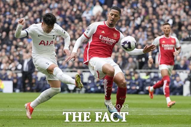 북런던의 앙숙 아스날도 토트넘을 응원하는 상황이 벌어지고 있다. 사진은 토트넘 '캡틴' 손흥민이 28일 '북런던 더비'로 펼쳐진 아스날과 2023~2024 EPL 35라운드 홈 경기 장면./런던=AP.뉴시스