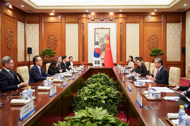 한국 외교부 장관이 양자 회담을 위해 베이징을 방문한 것은 6년 반 만이다. 외교부는 "양 장관은 조만간 한국에서 개최될 제9차 한중일 정상회의의 성공적인 개최를 위해 지속 협력해 나가기로 했다"고 밝혔다. /외교부 제공