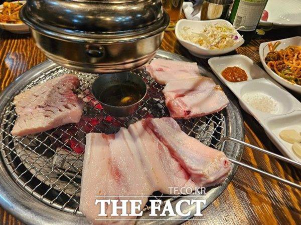 비계 삽결살에 이어 이번에는 장어인지 삼겹살인지 구분이 가지 않는다는 글이 올라오며 제주도내 흑돼지집들에 대한 논란이 확산되고 있는 형국이다./인터넷 커뮤니티 캡처