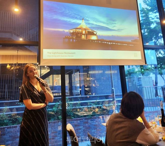 몰디브 유니버셜 리조트 그룹 세일즈 총괄 사라 포스터(Sarah Foster)가 지난 13일 로드쇼에서 바로스 몰디와 후바펜푸시 리조트에 대해 적극 알렸다.&nbsp;