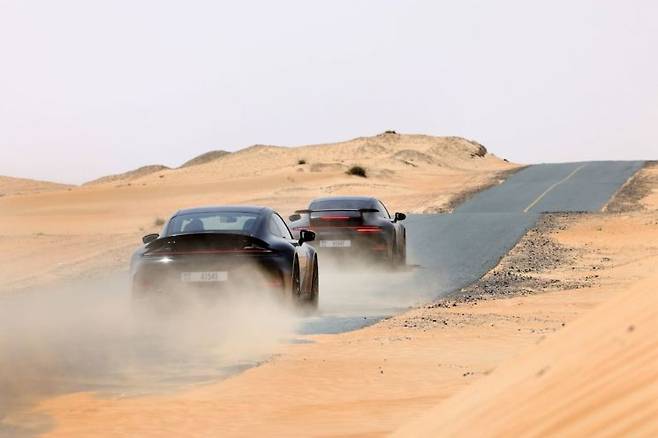 두바이에서 시험중인 포르셰 신형 911 하이브리드[사진제공:포르쉐코리아]