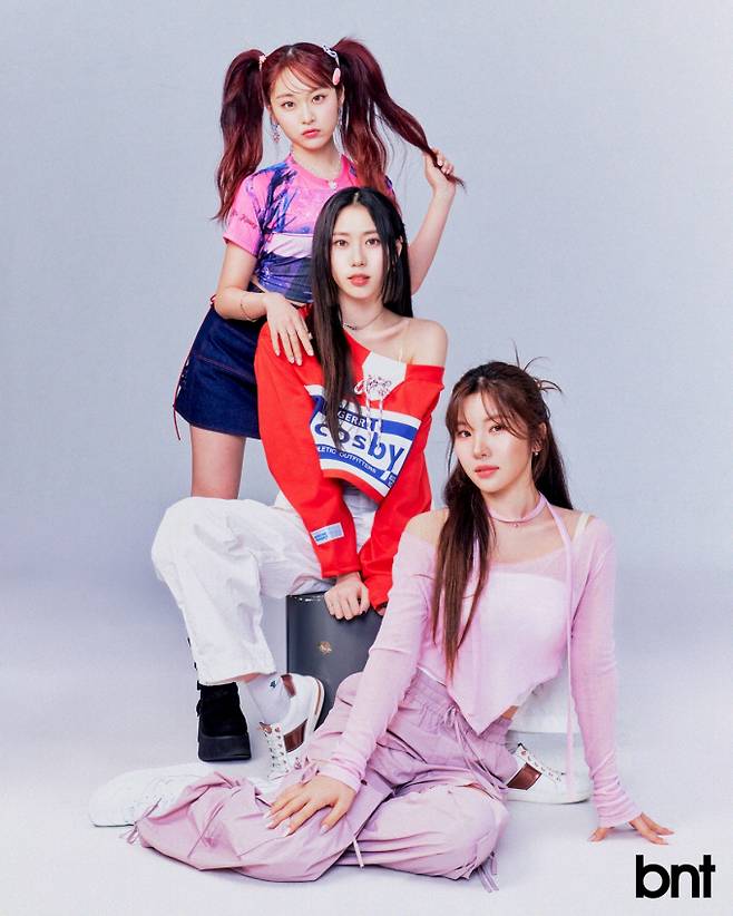 엘바 톱은 제리코스비, 팬츠는 후아유, 슈즈는 소다, 리리카 톱은 제로플래닛, 스커트는 러브이즈트루, 네크리스는 디어브릴, 나유 톱은 델라인, 네크리스는 해수엘 제품.