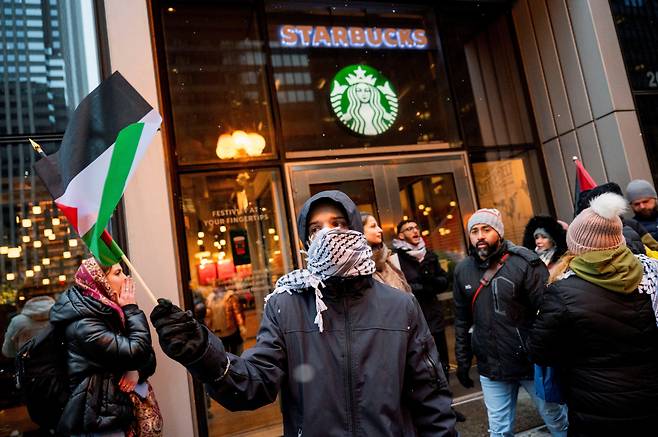 지난해 12월 31일 국 일리노이주 시카고의 한 스타벅스 앞에서 '팔레스타인을 위한 시카고 청년 해방' 단체 활동가들이 시위를 벌이고 있다. /로이터 연합뉴스