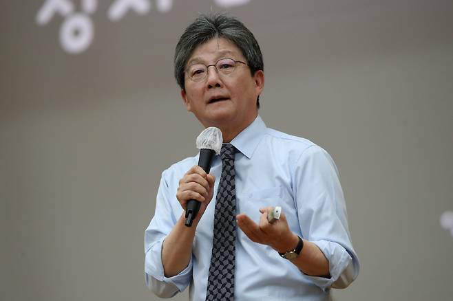 유승민 전 국민의힘 의원이 9일 오후 서울 서대문구 연세대학교에서 '정치 리더의 조건'을 주제로 특강을 하고 있다. /뉴스1
