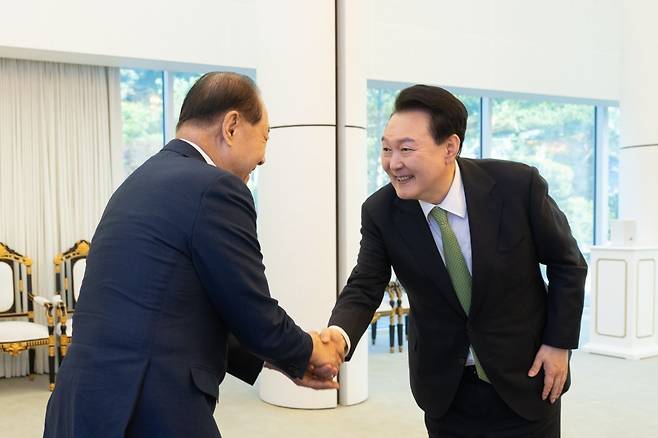 윤석열 대통령(오른쪽)이 13일 오후 서울 용산구 한남동 관저에서 국민의힘 황우여 비대위원장과 악수를 하고 있다. 윤 대통령은 
이날 황 위원장과 추경호 원내대표, 정점식 정책위의장, 성일종 사무총장, 엄태영 유상범 김용태 전주혜 비대위원 등 여당 지도부와 
상견례를 겸한 만찬을 갖고 총선 이후 국정 방향 등을 논의했다. 대통령실 제공