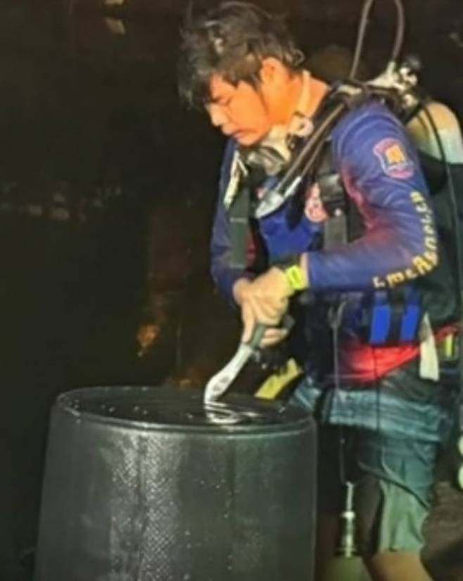 11일 태국 파타야 맙쁘라찬 저수지에서 잠수부들이 시멘트로 메워진 드럼통을 살펴보고 있다. 이 드럼통에서 한국인 노모 씨(34)로 추정되는 시신이 나왔다. 사진 출처 태국 PBS방송