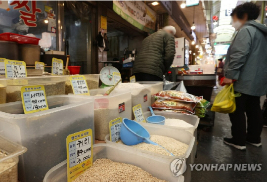 재래시장 곡물가게 모습. 사진 연합뉴스