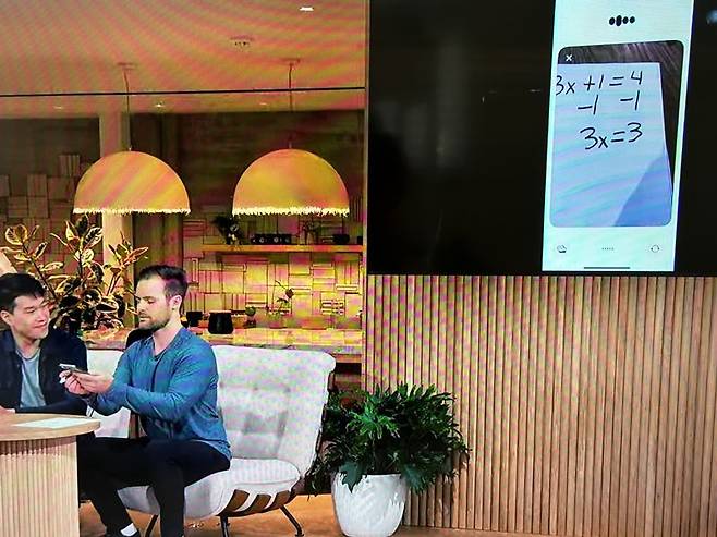 오픈AI의 직원이 13일(현지시간) GPT-4o와 실시간으로 대화하면서 수학 문제를 풀고 있다. 오픈AI 유튜브 캡처