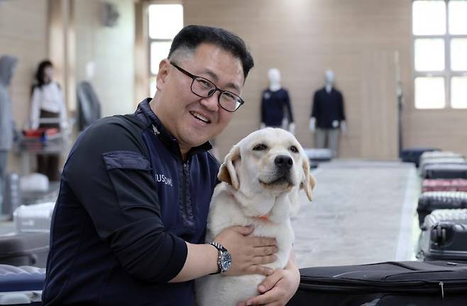 관세청 마약탐지견센터 박종수 관세청 탐지견훈련센터 교관+루리(11개월 암놈 황색 래브라드 리트리버) 사진=박범준 기자