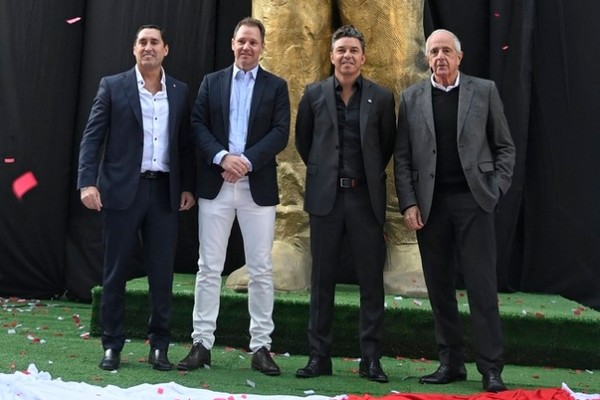 마르셀로 가야르도 감독(가운데 오른쪽). 리버플레이트 X(구 트위터) 캡처