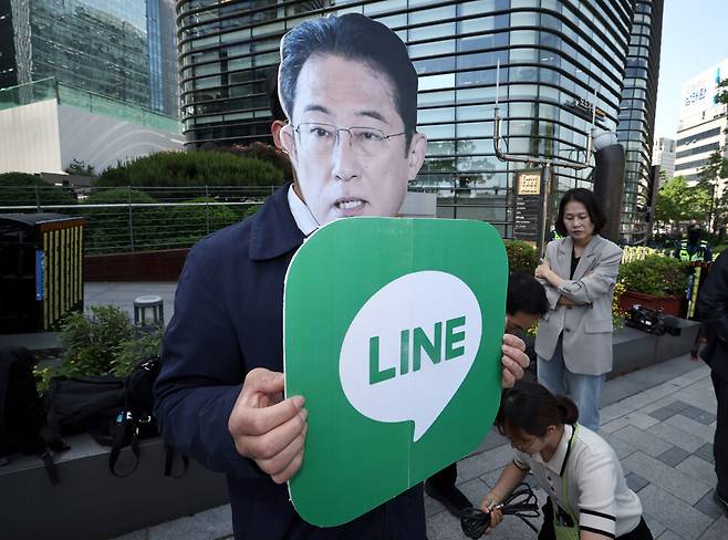 일본정부의 ‘라인야후’에 대한 행정지도와 관련해 한일역사정의평화행동과 민주노총,진보연대 회원들이 14일 오후 서울 종로구 일본대사관 앞에서 역사,영토, 기업까지 강탈하는 일본정부 규탄 기자회견과 행위극을 하고 있다. 윤운식 선임기자 yws@hani.co.kr