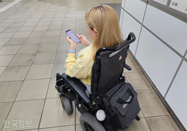 휠체어 이용자 이모씨가 8일 오전 서울지하철 5호선 왕십리역에서 교통약자 환승지도를 보며 길을 찾고 있다. 전유진 기자
