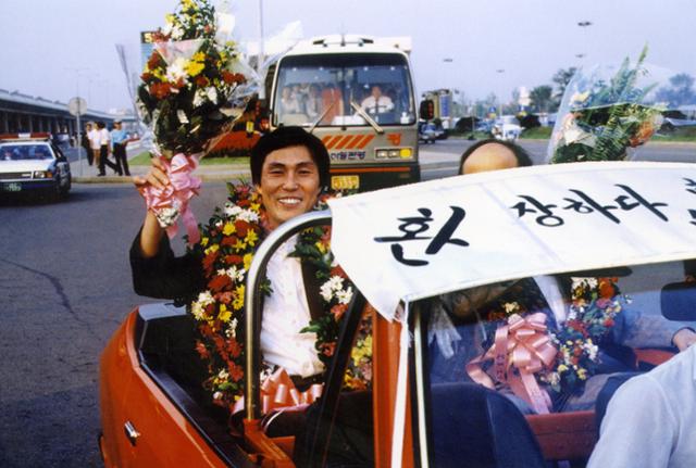 지난 1989년 9월, 당시 열렸던 ‘제1회 응씨배 세계선수권대회’에서 우승한 조훈현 9단을 위한 서울 도심 내 카퍼레이드가 펼쳐졌다. 한국 프로바둑 사상 최초로 세계 제패에 성공한 조 9단에겐 은관문화훈장이 수여됐다. 한국기원 제공