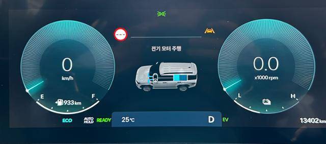 출발과 함께 저속에서는 전기 모터로 주행 모드가 작동되는 계기판 모습. 이상무 기자