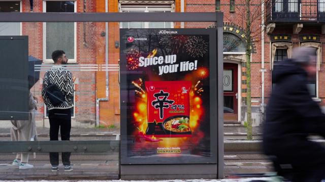 네덜란드 버스정류장에 노출된 농심의 신라면 광고. 농심 제공