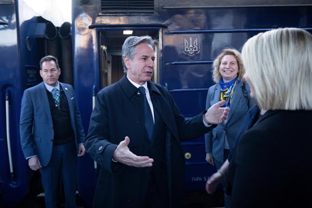 토니 블링컨(왼쪽에서 두 번째) 미국 국무부 장관이 14일 우크라이나 키이우에 기차로 도착한 뒤 브리짓 브링크 주우크라이나 미국대사(맨 오른쪽)의 영접을 받고 있다. 키이우=AP 연합뉴스