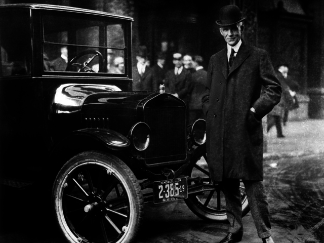 보통사람을 위한 자동차 '모델T' 앞에 선 헨리 포드.