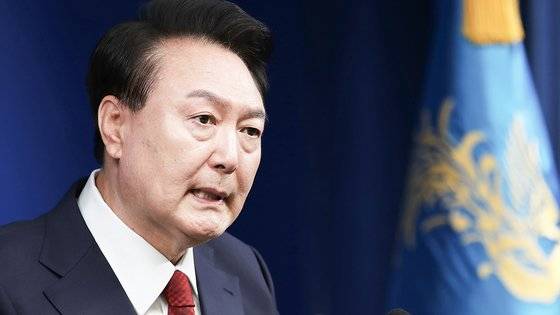 윤석열 대통령이 9일 용산 대통령실 청사 브리핑룸에서 열린 취임 2주년 기자회견에서 취재진의 질문에 답하고 있다. 윤 대통령은 이날 저출생대응기획부 신설을 발표했다. 이어 13일엔 저출생수석 신설도 공식화했다. 뉴스1