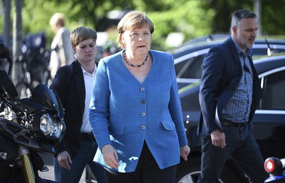 앙겔라 메르켈 전 독일 총리가 13일 베를린에서 열린 위르겐 트리틴 전 독일 환경장관의 은퇴식에 참석하고 있다. AP=연합뉴스