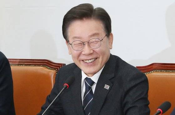 이재명 대표가 국회에서 열린 최고위원회의에서 환하게 웃고 있다. 뉴스1