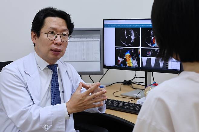 강덕현 서울아산병원 심장내과 교수가 승모판 폐쇄부전이 동반된 심부전 환자를 진료하고 있다