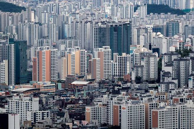 A view of an apartment complex in downtown Seoul from Namsan Seoul Tower in Jung-gu, Seoul. By Jae-Won Moon