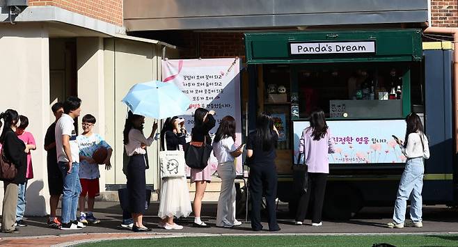 커피 한잔하세요 스승의날을 하루 앞둔 14일 서울 서초구 원명초등학교를 찾은 커피차 앞에 교사들이 줄을 서 있다. 연합뉴스