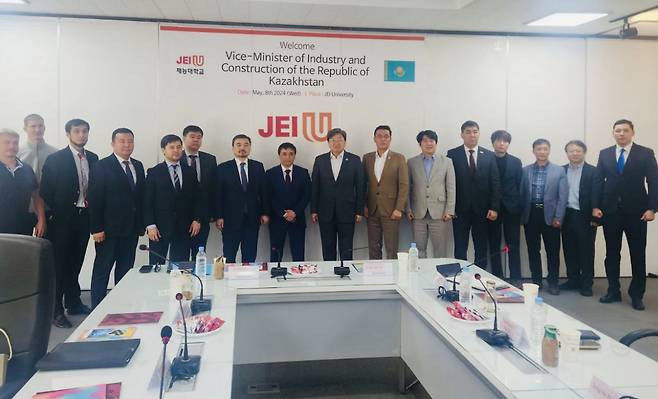 Kazakhstan's Vice Minister of Industry and Construction, Azamat Beispekov (eighth from lef), visits JEI university in South Korea with a delegation on Wednesday. (Kazakh Embassy in Seoul)