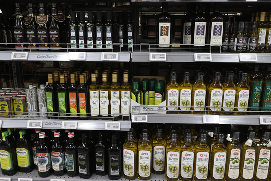 Olive oil brands are on display at a supermarket in Seoul on Thursday. [YONHAP]